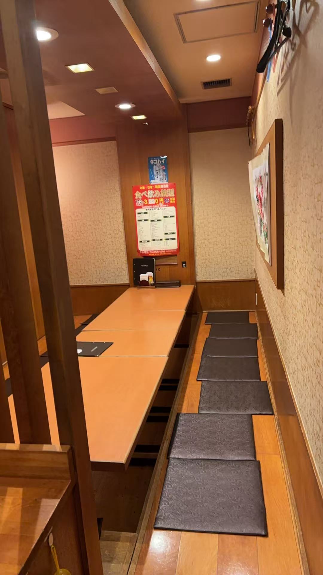 居心地の良いカウンター席とテーブル席が並ぶ店内
